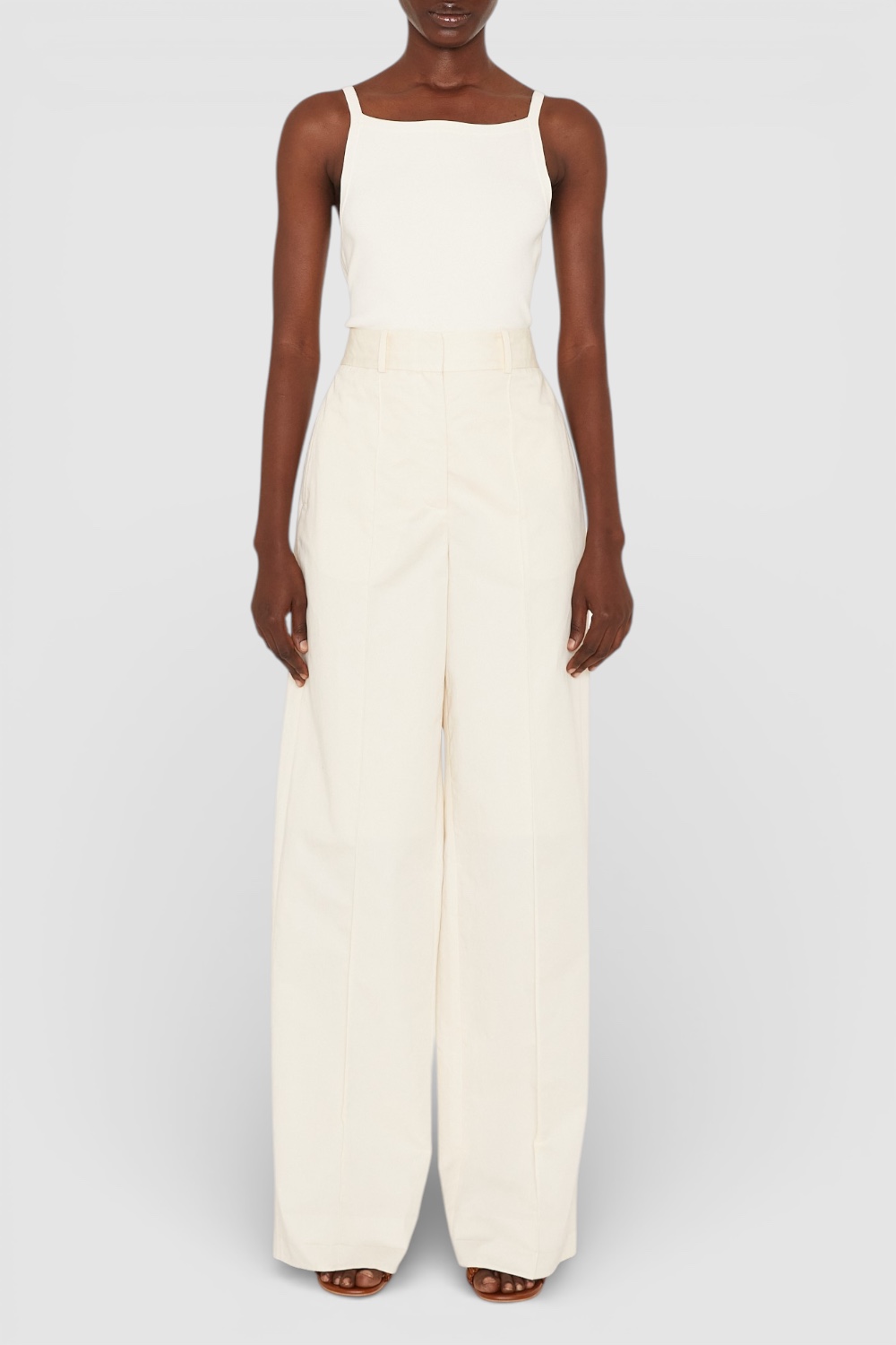 תמונת כל הלוק של מכנסיים ארוכים